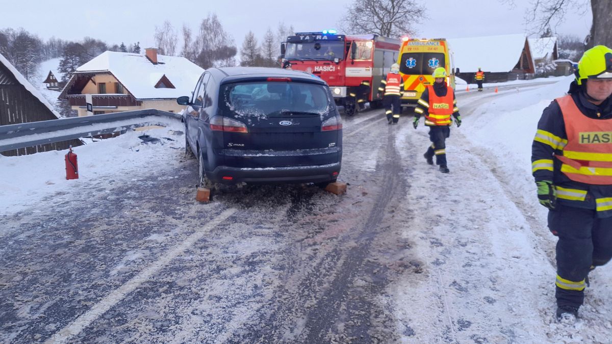 Nehoda uzavřela silnici na Semilsku. Záchranáři přijali automatické oznámení eCall